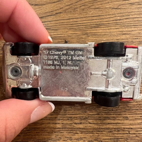 2012 Hot Wheels Showroom 1957 CHEVY Red Yellow Flames 76' Reproduction - Picture 4 of 4